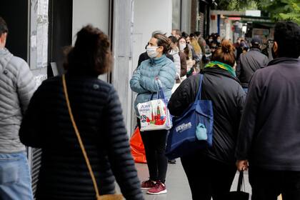 Largas filas fuera de los supermercados
