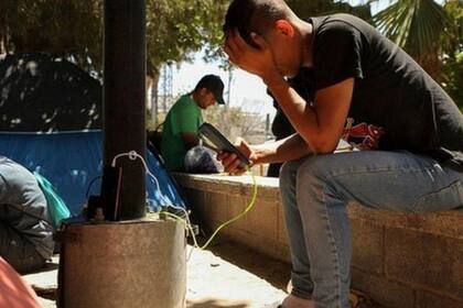 Mucha de la información que reciben los migrantes llega a través de las redes sociales