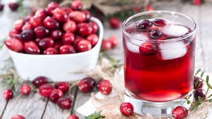 El jugo de arándano es la forma más común de consumo, aunque suele contener azúcares agregados