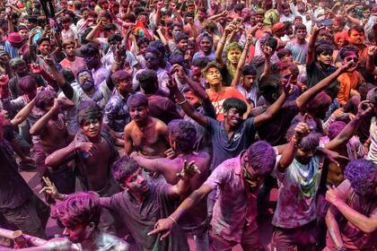 Mucha gente en la calle celebra el Holi, el festival de colores de primavera, en Guwahati