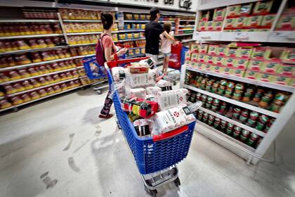 Mucha gente fue a los supermercados como precaución, para aprovechar el feriado o para prepararse para las fiestas