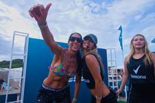 La clase de baile de Juli Poggio revolucionó el parador Cabo Largo y motivó a mucha gente a moverse