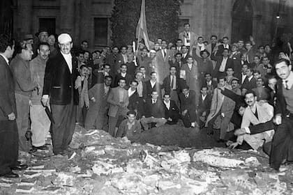 Mucha gente se reunió en la Plaza de Mayo para respaldar a Juan Domingo Perón
