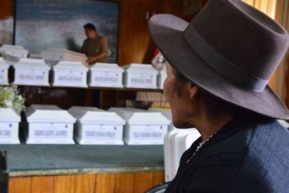 Mucha gente sigue buscando los restos de sus familiares desaparecidos durante el conflicto interno en Perú