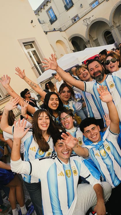 "Mucha gente viene con un sueño de cambiar totalmente, y acá también se hace difícil, se extraña, la gente sufre", dice Juan Bautista, creador de Orilla