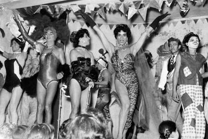 Mucha pluma. El acervo de Malva Solís llegó al AMT por una vecina que prestó las fotos que le fueron legadas antes de su muerte, en 2015. Tenía 98 años. Fue vestuarista de figuras como Nélida Lobato, Moria Casán y Susana Giménez. Gracias a la moda pudo sobrevivir sin ocultar su identidad en una época muy violenta.