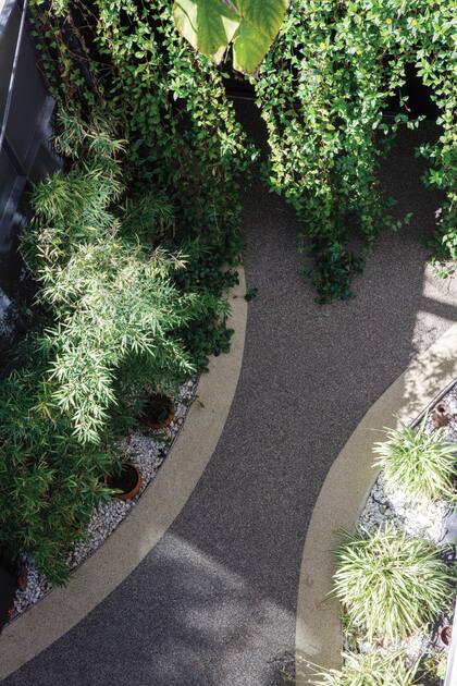 Mucha vegetación y diseño son la clave en este patio de pocos metros y mucho carácter.