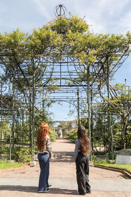 Muchachas en la entrada al Rosedal,
Parque del Prado