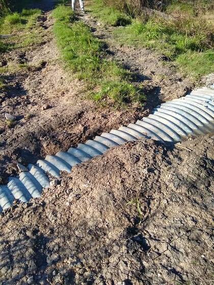 Muchas alcantarillas que atraviesan los caminos están rotas