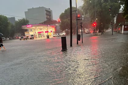 Muchas calles terminaron inundadas en Parque Patricios por el fuerte temporal