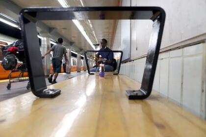 Muchas ciudades hoy vienen aplicando medidas más sutiles para intentar impedirle a los indigentes o discapacitados estar en determinadas zonas públicas.