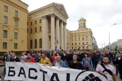 Muchas de las protestas han pasado frente al edificio de la KGB, construido con una mezcla de estilos neoclásico y estalinista.