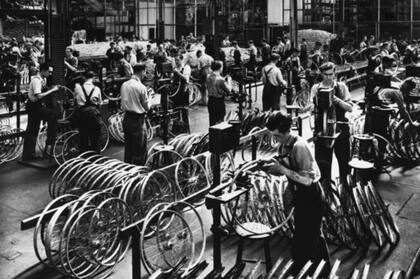 Muchas de las técnicas desarrolladas por los fabricantes de bicicletas fueron aplicadas más tarde en la industria automotriz