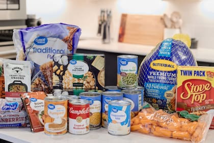 Muchas de las tiendas que cierran para Thanksgiving ofrecen un menú con antelación para la fecha (Captura/Walmart)