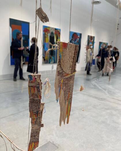 "Muchas de sus instalaciones están hechas con objetos encontrados o materiales de desecho, entretejidos en delicadas composiciones", dice Cecilia Alemani sobre su obra