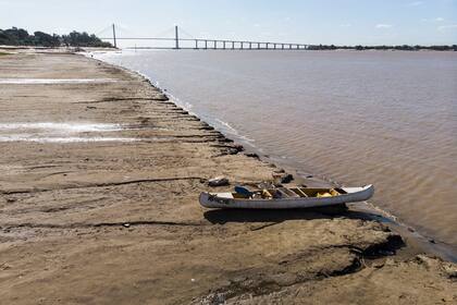 Muchas embarcaciones quedaron empantanadas en esa mezcla viscosa que deja el río cuando se seca