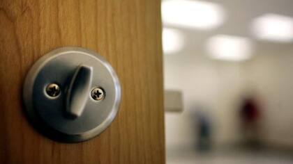 Muchas escuelas utilizan cerraduras especiales para evitar que personas extrañas puedan acceder a las aulas
