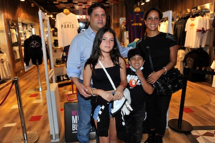 Muchas figuras se acercaron al evento de la hamburguesa con toque Messi