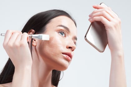 Muchas jóvenes de la Generación Z recurren a tutoriales de TikTok para maquillarse o conocer y opinar sobre los últimos productos cosméticos, especialmente para el rostro