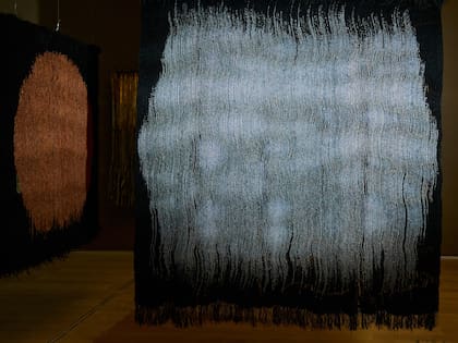 Muchas obras de Amaral se despegan de la pared para crear ambientes