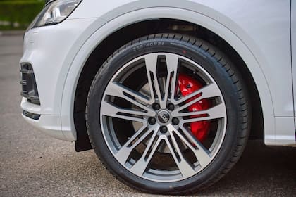 Muchas pastillas modernas incluyen un indicador metálico que produce un sonido característico cuando el material de fricción llega al final de su vida útil