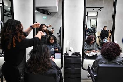 Muchas peluquerías comenzaron a donar el cabello que cortan a diario.