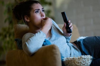 Muchas personas comen sin tener hambre mientras realizan una maratón de series o películas