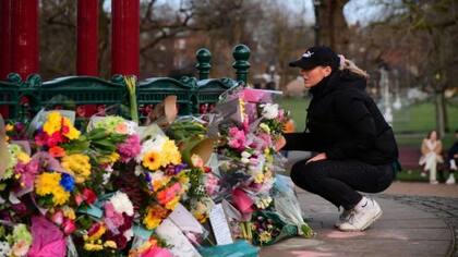 Muchas personas han dejado flores en la zona donde Everard fue vista por última vez