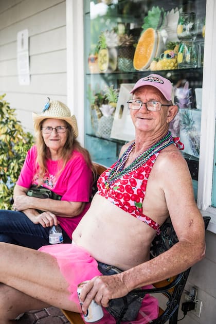 Muchas personas mayores se entusiasman con la idea de desfilar y divertirse.