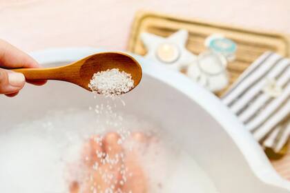 Muchas personas realizan baños de sales de Epsom para aliviar dolores musculares y reducir el estrés