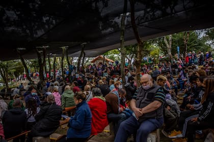 Muchas personas se acercan a rezar a la ermita ubicada en Tres Cerritos, Salta
