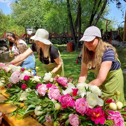 Muchas personas tienen como hobby hacer arreglos florales
