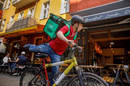 Muchas personas trabajan haciendo deliverys a través de aplicaciones que ofrecen este servicio de forma digital. Photo: Carsten Koall/dpa (Photo by Carsten Koall/picture alliance via Getty Images)