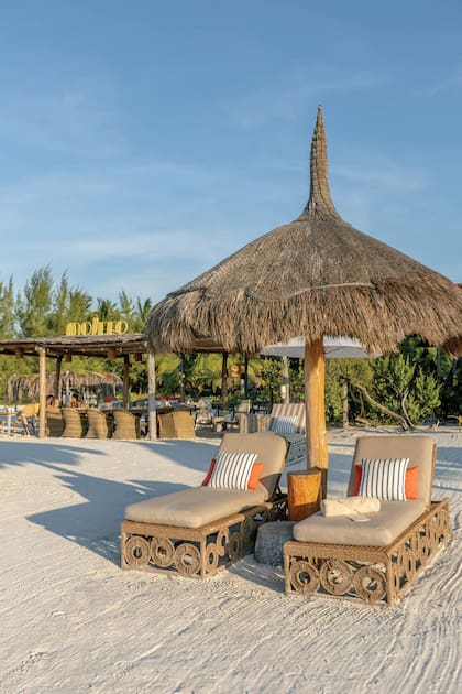 Muchas playas están equipadas para quedarte a ver los mejores atardeceres