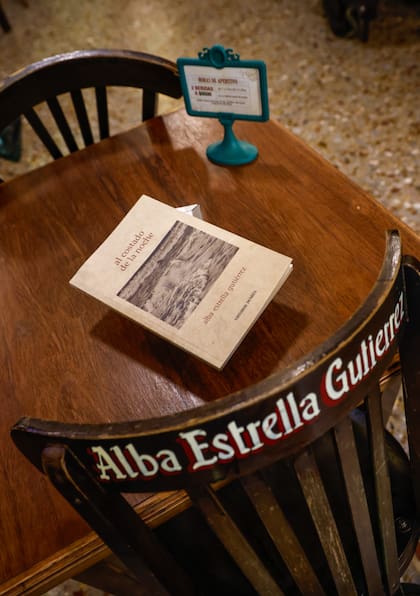 Muchas sillas llevan grabado el nombre de grandes escritores y escritoras