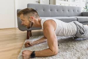 Muchas veces, con un par de auriculares y una alfombra o colchoneta alcanza (Canva)