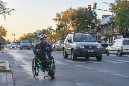 Muchas veces, Federico se ve obligado a andar por la calle porque las veredas están rotas o faltan las rampas en las esquinas