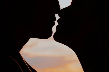 Muchas veces lo espiaba a su exenamorado, preguntándose cómo se sentiría darle un beso a él.