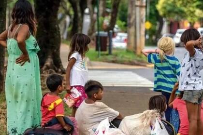 Muchas veces, los niños llegan a Posadas junto a sus mamás y ellos se ocupan de pedir limosna y limpiar vidrios de autos