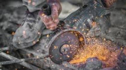 Muchas veces son las parejas de los pacientes las que descubren el hábito al escuchar el rechinar de los dientes, cuyo ruido puede ser fuerte y desagradable.