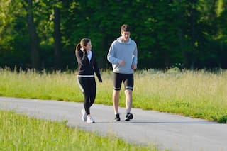 ¿Qué significa que una persona siempre camine mirando al piso, según la psicología?