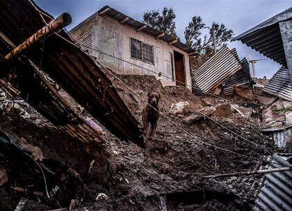 Muchas viviendas sufrieron pequeños aludes de barro en Comodoro Rivadavia