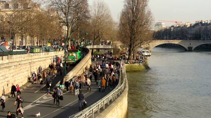 Muchísima gente sentada a orillas del Sena