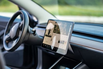 Muchísimas funciones del auto migraron a pantallas táctiles, en el caso de algunos modelos como Tesla, casi todas