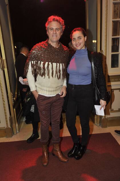 Mucho amor en el aire se sintió anoche en el festejo del teatro Liceo, Mike Amigorena también fue muy bien acompañado por su pareja, la artista Sofía Vitola
