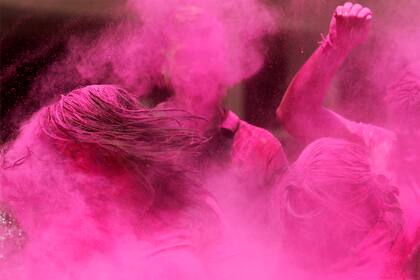 Mucho color en el festejo de Holi para festejar el comienzo de la primavera