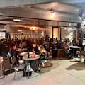 Fue productor de televisión, cocinaba para amigos y una noche, un local destruido lo flechó