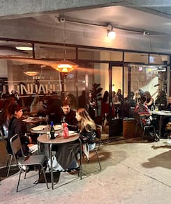 Fue productor de televisión, cocinaba para amigos y una noche, un local destruido lo flechó