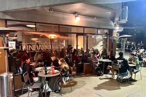 Fue productor de televisión, cocinaba para amigos y una noche, un local destruido lo flechó