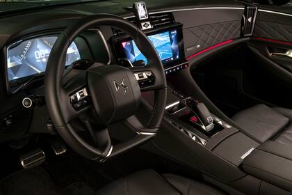 Mucho estilo. Detalles de lujo y gran equipamiento en el interior de este DS 9